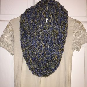 handmade blue infinity scarf !